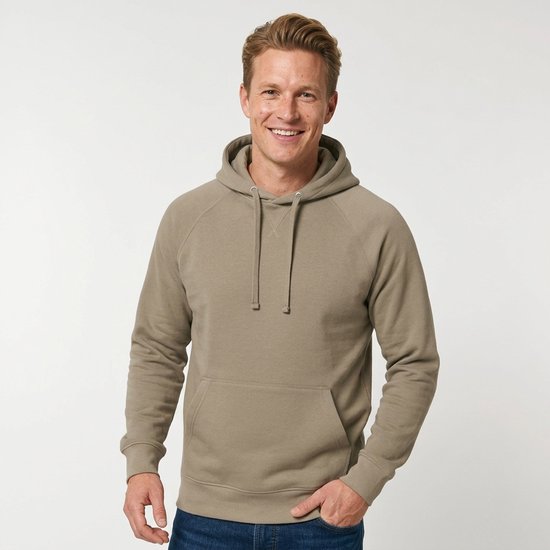 Lachende man draagt een taupekleurige Santino Rens hoodie met capuchon en kangoeroezak.