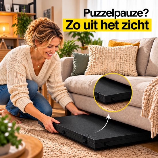 Vrouw schuift de zwarte puzzeltafel onder de bank om hem uit het zicht op te bergen.