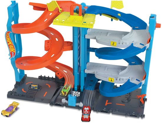 Hot Wheels City Racetoren speelset met blauwe en oranje banen, genummerde parkeervakken en twee speelgoedauto's.