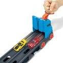 Twee Hot Wheels auto's, geel en rood, starten op een blauwe transporter met een oranje hendel.