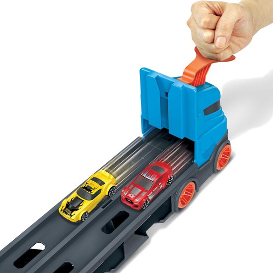 Twee Hot Wheels auto's, geel en rood, starten op een blauwe transporter met een oranje hendel.