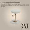 Krabpaal met veerspeeltje en krabbasis met drie speelballetjes, uitgevoerd in wit pluche.
