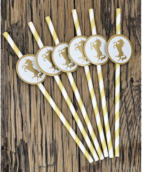 Gouden eenhoorns op witte ronde stickers, bevestigd aan gele en witte gestreepte papieren rietjes.