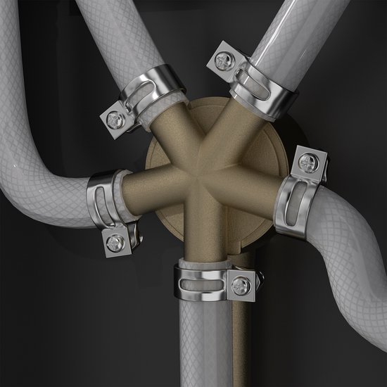Koperen douche diverter met vier witte PVC-slangen, vastgezet met slangklemmen.