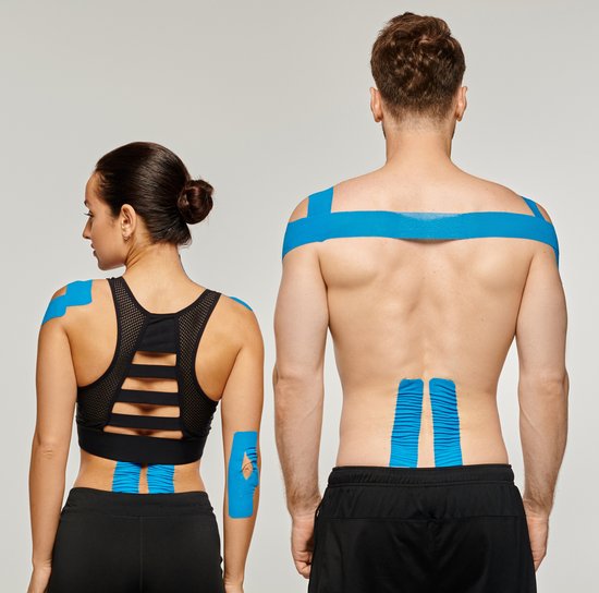 Man en vrouw van achteren gezien, met blauwe sporttape op hun rug en schouders.