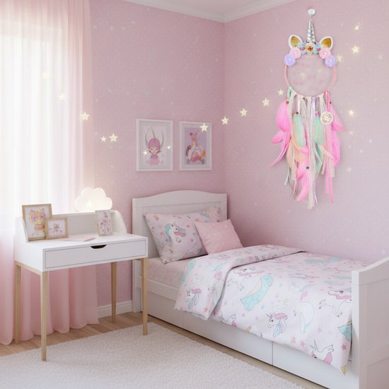 Roze kinderkamer met unicorn dromenvanger boven een bed met unicorn beddengoed.
