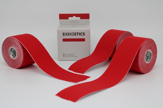 Drie rollen rode Skinestics kinesiotape, waarvan twee uitgerold, bij de verpakking.