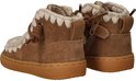 Achterkant van bruine suède veterboots met crème gehaakte rand. Zijkant met rits. De bruine zolen hebben "SHOESME" en "19" erop.
