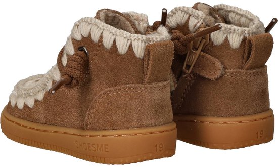 Achterkant van bruine suède veterboots met crème gehaakte rand. Zijkant met rits. De bruine zolen hebben "SHOESME" en "19" erop.