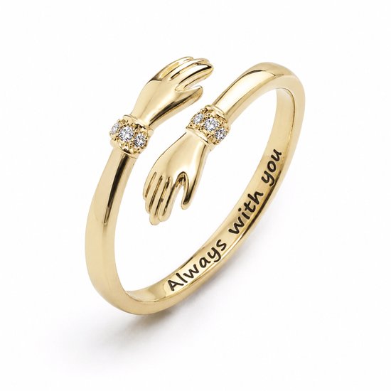 Gouden ring met twee handjes die elkaar omhelzen, versierd met steentjes. "Always with you" staat erop.