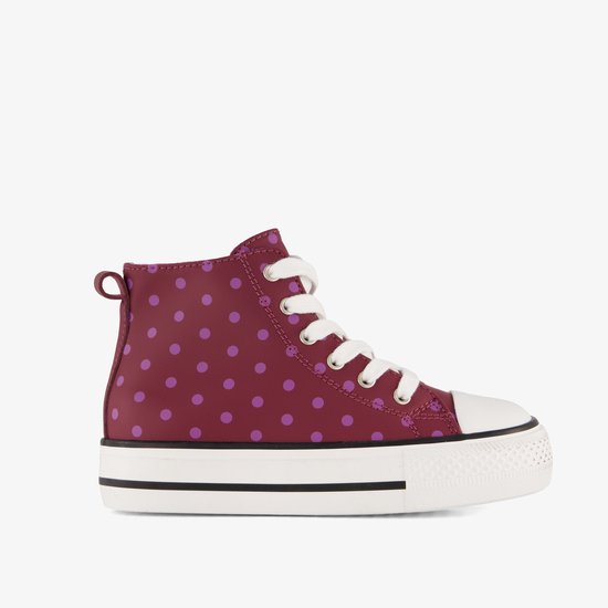 Bordeauxrode hoge sneaker met roze polkadots, witte veters en plateauzool.