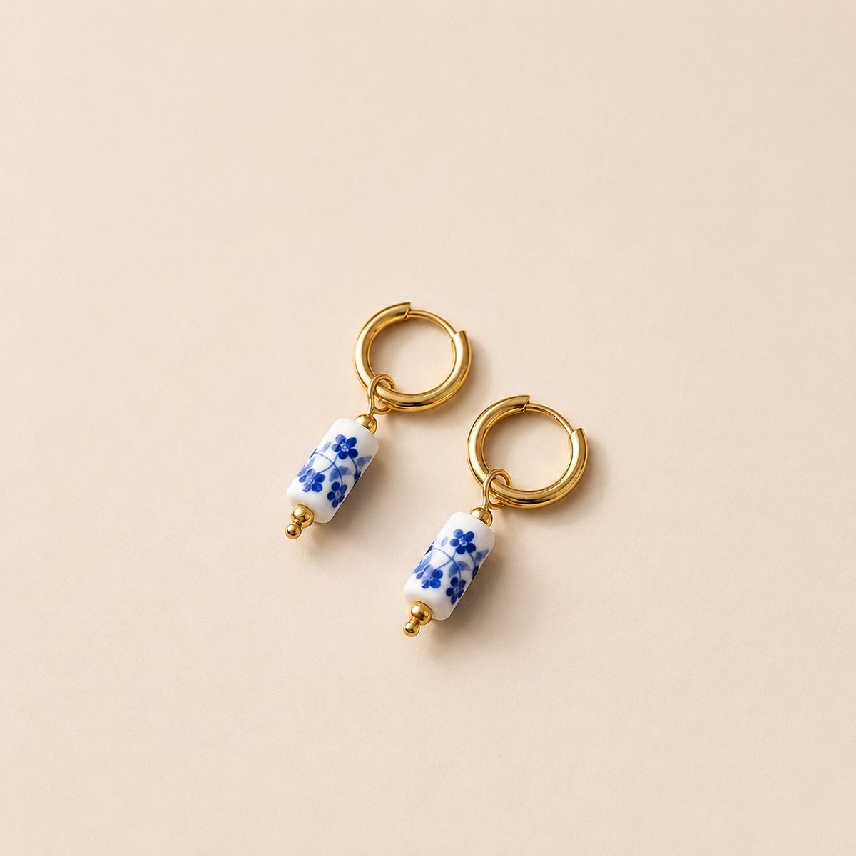 Goudkleurige Creolen met Blauwe Bloemendetail – RVS – 1,5 × 0,5 cm