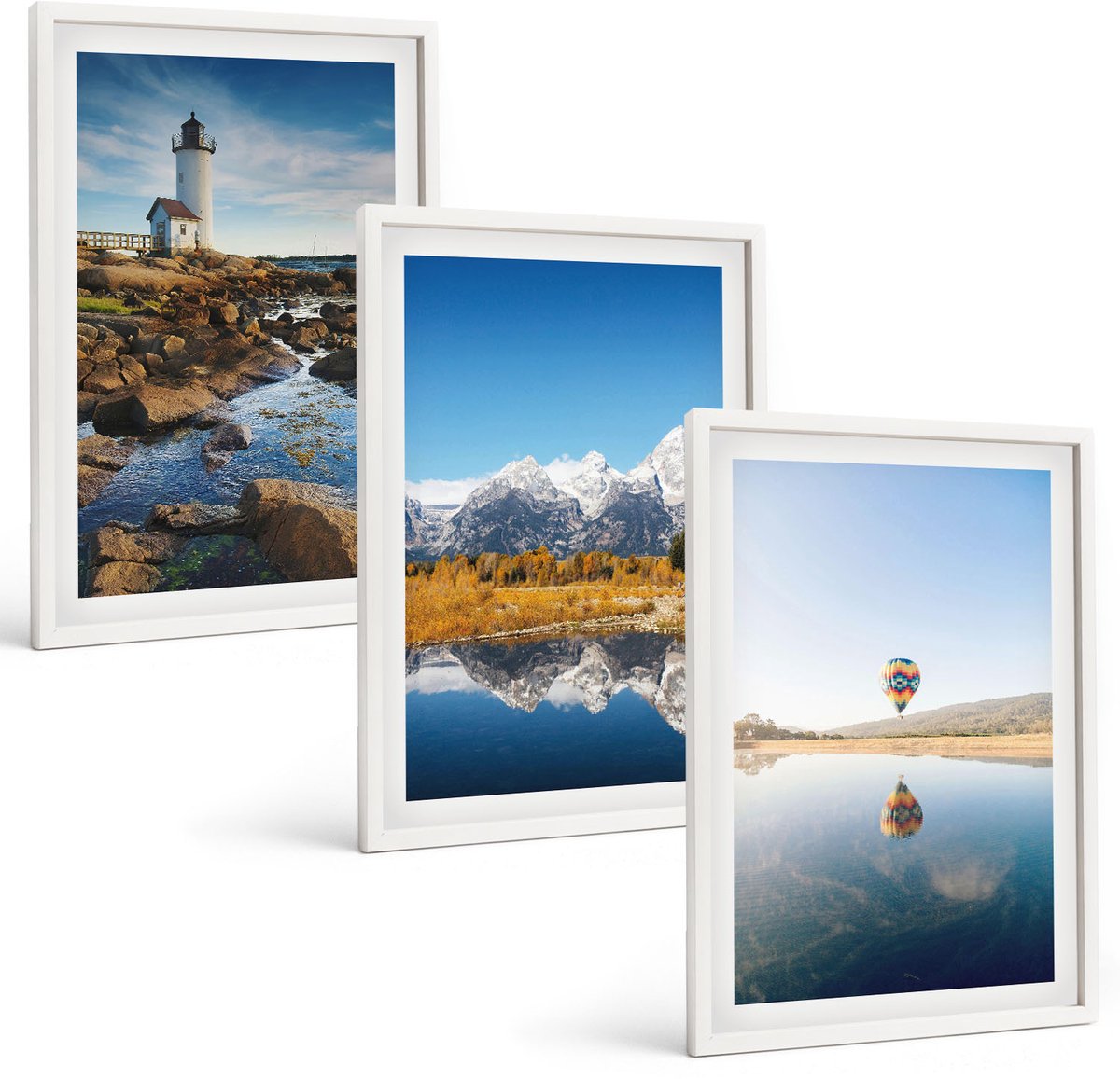 Coloray 3-Delige Schilderij Set - Uitzicht Op De Natuur Met Een Vuurtoren, Bergen, Een Meer En Een Ballon. - 40 x 60 - Wanddecoratie - Muurdecoratie - Woonkamer - Decoratieve Schilderijen