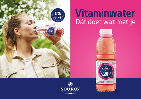 Vrouw drinkt Sourcy Vitamin Water Framboos Granaatappel in de buitenlucht. Naast haar een fles en de tekst 'Vitaminwater'.
