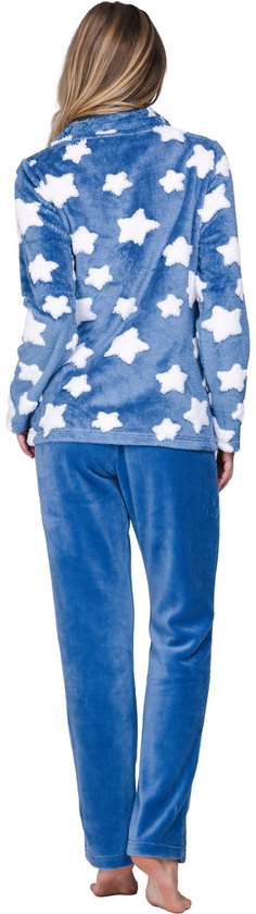 Achteraanzicht van een blauw fleece huispak met witte sterrenprint op het jack en een effen blauwe broek.