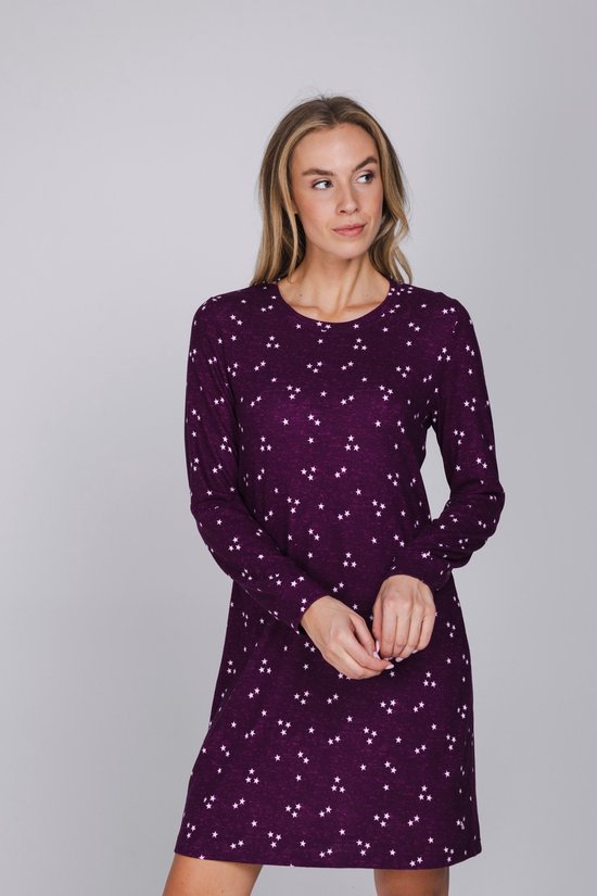 Model draagt een paars nachthemd met witte sterrenprint. Het nachthemd heeft lange mouwen en een ronde hals.