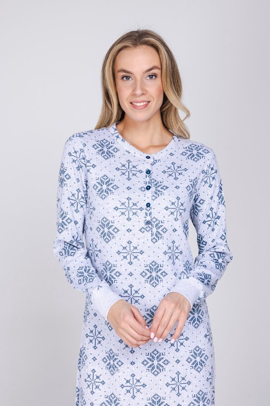 Model draagt een grijs/blauw nachthemd met sneeuwvlokkenprint en knoopjes. Korte broek zichtbaar.