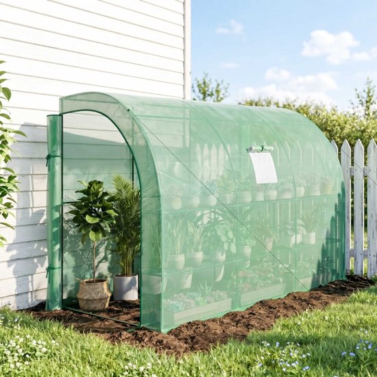 Groene kweektent geplaatst in een tuin tegen een witte muur, gevuld met potplanten.