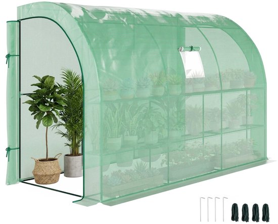 Groene kweektent gevuld met diverse potplanten op planken, inclusief haringen en touwen.