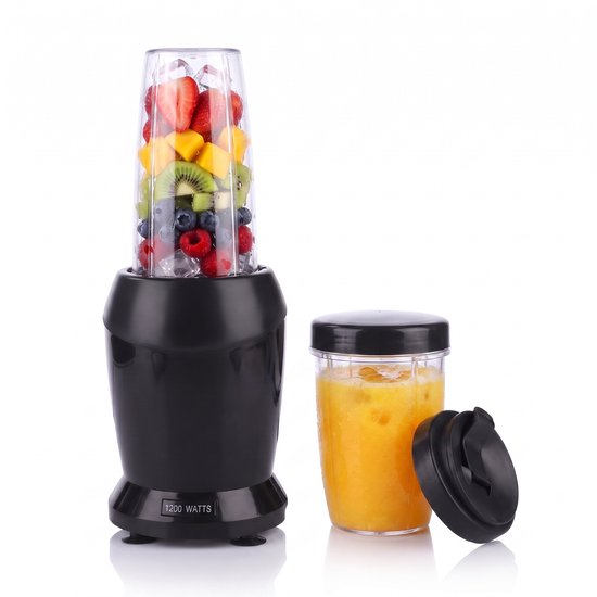 Zwarte 1200 watt blender met een transparante kan gevuld met ijs en fruit, naast een beker met sinaasappelsap.