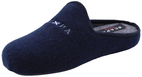Een marineblauwe pantoffel met 'SCXP' geborduurd in het wit op de zijkant. De zool is grijs.