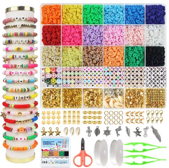 Een set voor het maken van armbanden, met veelkleurige platte kralen, letterkralen, bedeltjes, schaartjes en touw.