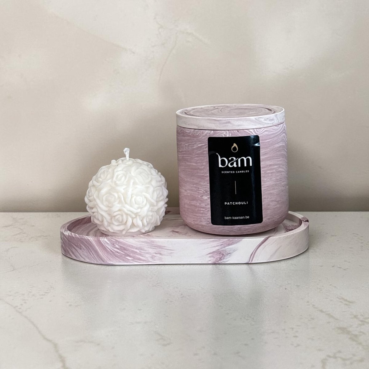 BAM Kaarsen Patchouli Geschenkset – Geurkaars met Deksel – Handgemaakte Rozenkaars en Bordeaux Gemarmerde Ovale Schaal