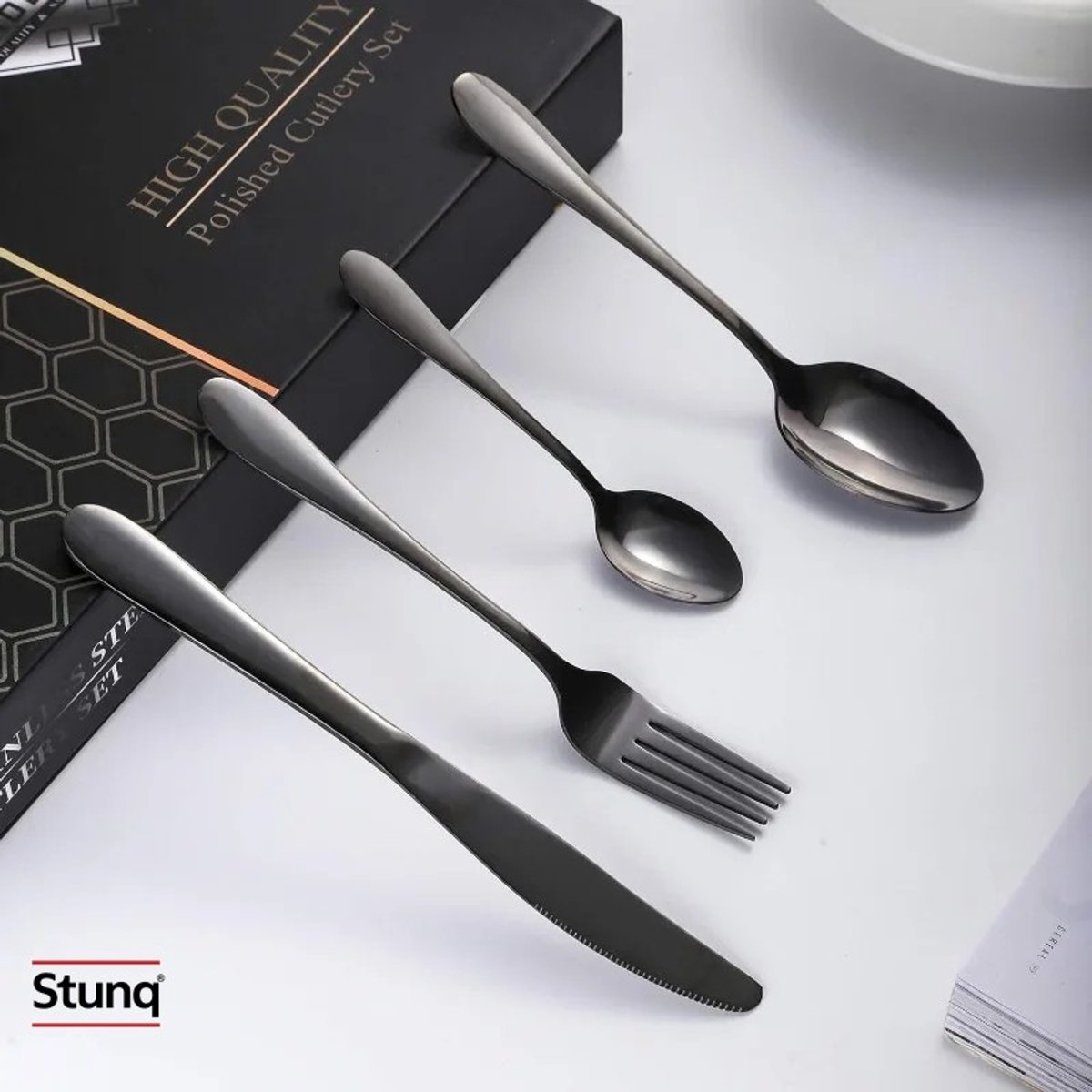 Stunq® 24-delige bestekset met steakmessen, vorken en lepels – zwart roestvrijstalen bestek voor 6 personen, vaatwasmachinebestendig