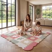Roosly speelmat met dieren- en geometrische vormen in pastelkleuren. Een vrouw en twee kinderen spelen op de mat.