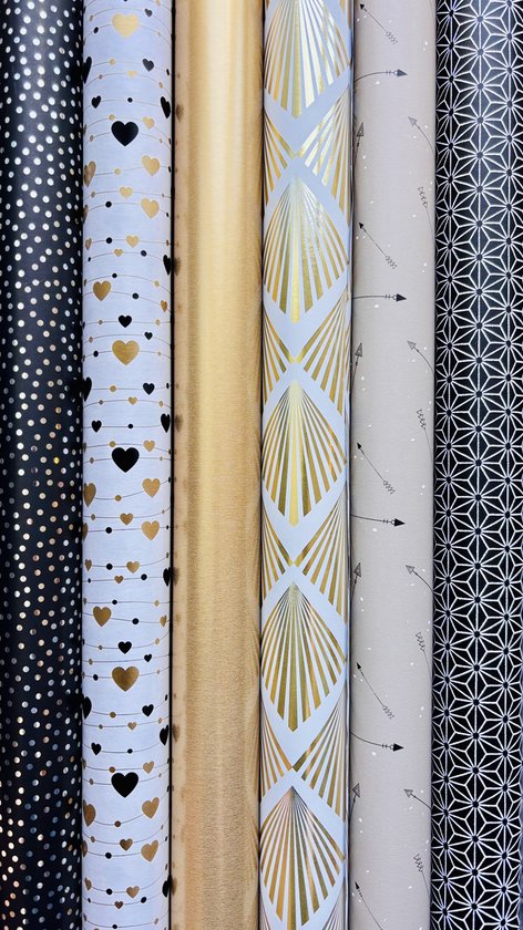 Rollen inpakpapier met patronen: zwart met gouden stippen, wit met gouden en zwarte harten, effen goud, lichtblauw met gouden waaierpatroon, beige met pijlen, en zwart met geometrisch patroon.