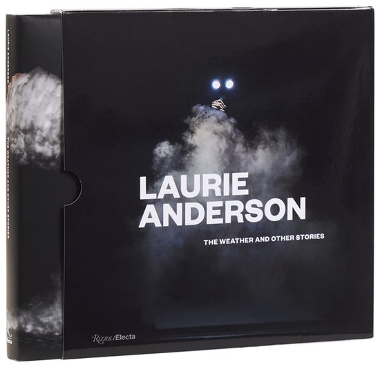 Zwart omslag met de tekst "LAURIE ANDERSON THE WEATHER AND OTHER STORIES" en Rizzoli Electa logo. Mysterieus figuur met lampen in de mist.