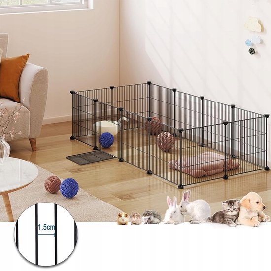 Zwarte metalen ren met diverse kleine huisdieren afgebeeld. Details tonen een tralieafstand van 1,5 cm.