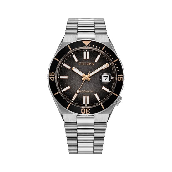 Citizen horloge met donkergrijs gevlekt wijzerplaat, gouden accenten, datumvenster en zilverkleurige metalen band.