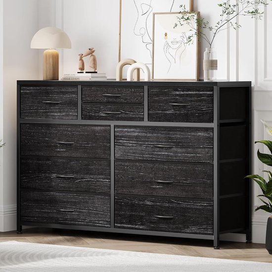 Zwart dressoir met tien lades en metalen frame, met decoraties op het houten bovenblad.