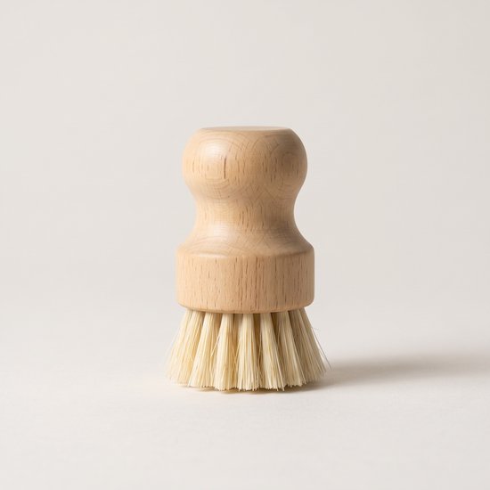 Houten borstel met naturelkleurige houten handgreep en stijve, naturelkleurige borstelharen.