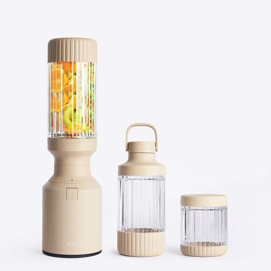 Beige blender met transparante beker vol fruit, naast een drinkbeker en bewaarbeker.