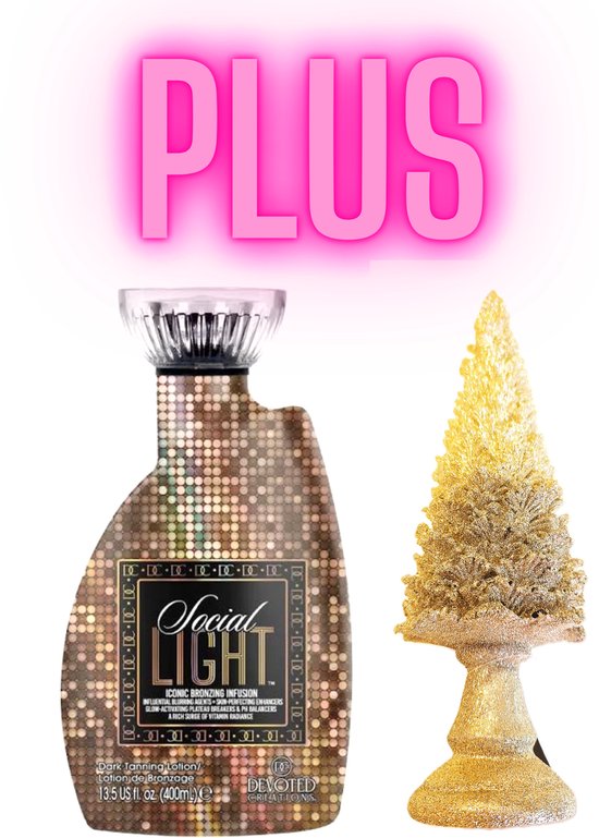 Flacon de lotion autobronzante avec imprimé pailleté, à côté d'un sapin de Noël doré.