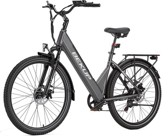 Grijze BEKUP elektrische fiets met verende voorvork, bagagedrager en brede banden.