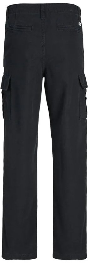 Achterkant van een zwarte cargo broek met twee zakken op de bovenbenen.