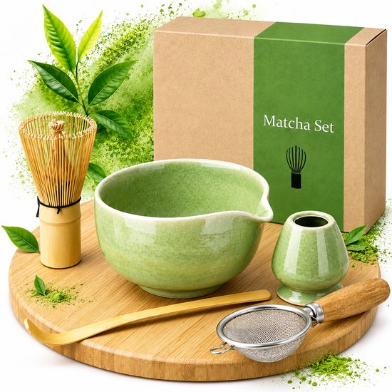 Een groen geglazuurde matcha kom, bamboe klopper, lepeltje, zeefje en een klein groen houdertje op een houten plank. De doos met "Matcha Set" erop staat ernaast.