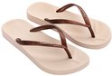 Een paar lichtbruine Ipanema teenslippers met bronskleurige bandjes.