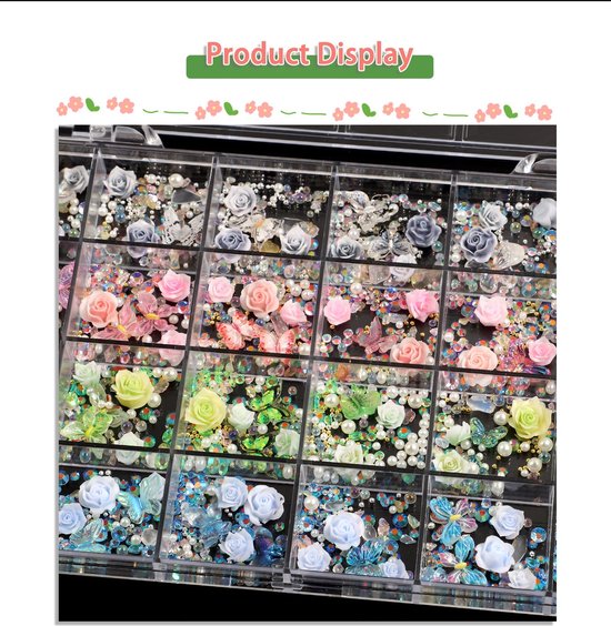 Gedetailleerd overzicht van een nail art doos met 24 vakjes, gevuld met bloemen, vlinders, parels en strass steentjes in verschillende kleuren.