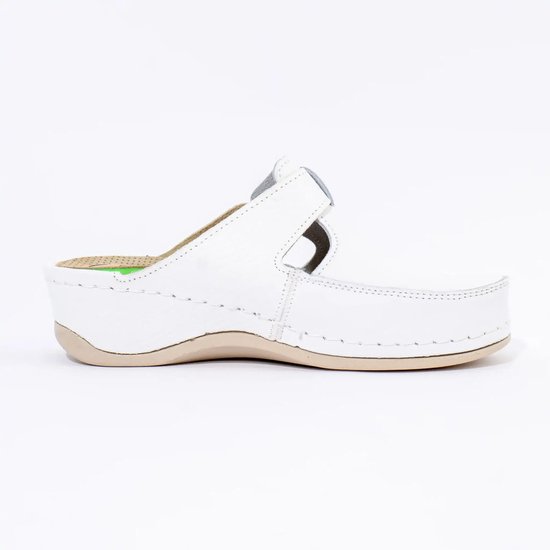 Witte medische klomp met beige zool, zijaanzicht.