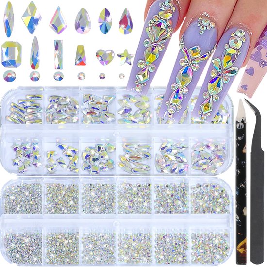 Kies uit een assortiment iriserende nail art strass steentjes in verschillende vormen en maten. Set inclusief pincet en pen.