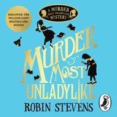 Boekomslag met de titel "Murder Most Unladylike" in gouden letters op een blauwe achtergrond. Twee meisjesfiguren in silhouet, een bel en boeken zijn afgebeeld.