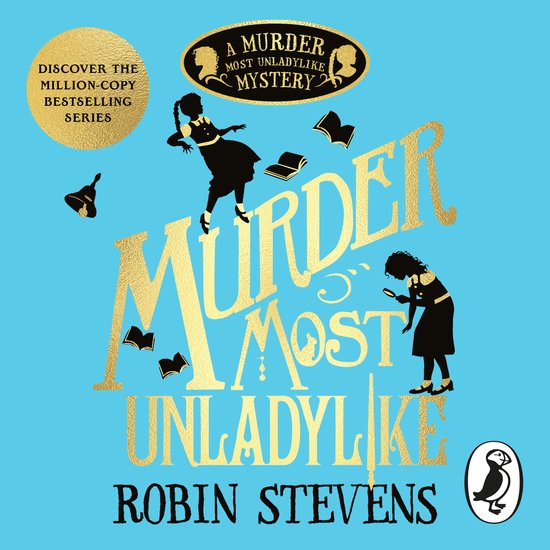Boekomslag met de titel "Murder Most Unladylike" in gouden letters op een blauwe achtergrond. Twee meisjesfiguren in silhouet, een bel en boeken zijn afgebeeld.