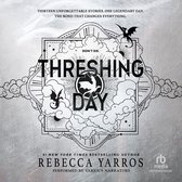 Boekomslag met "Threshing Day" in grote letters, omringd door wolken en draken. "Thirteen unforgettable stories. One legendary day."