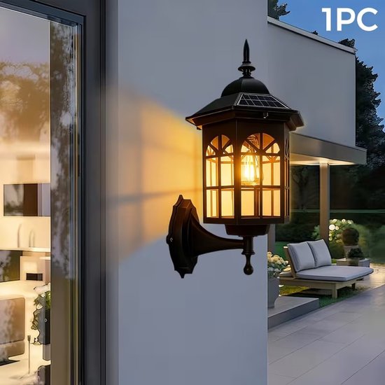 Zwarte solar wandlamp met 1PC tekst, klassiek lantaarnontwerp gemonteerd op een buitenmuur.