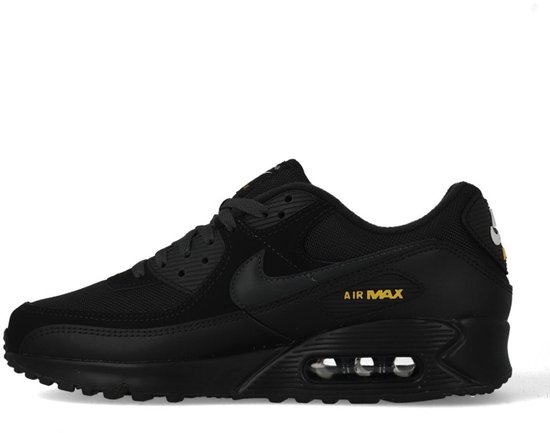 Nike Air Max 90 sneakers in zwart met gele 'AIR MAX' accenten op de zijkant.