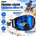Zwarte motorcrossbril met blauwe spiegelende lens. Anti-fog coating en krasbestendige lens voor helder zicht tijdens elke rit.